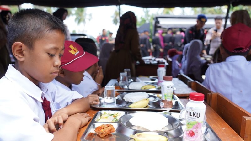 Brimob Polda Sulbar Rayakan HUT ke-79 dengan Menu Sehat untuk Anak Sekolah
