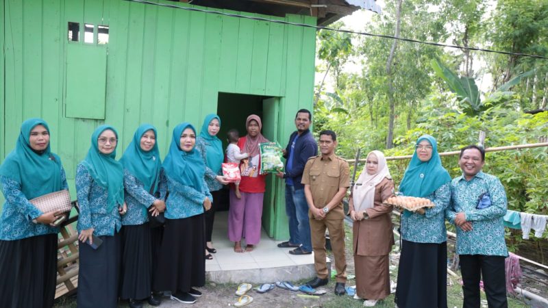 Pjs Ketua TP PKK Majene Fransisca Voltri Habibi Serahkan Bantuan Sembako kepada Warga