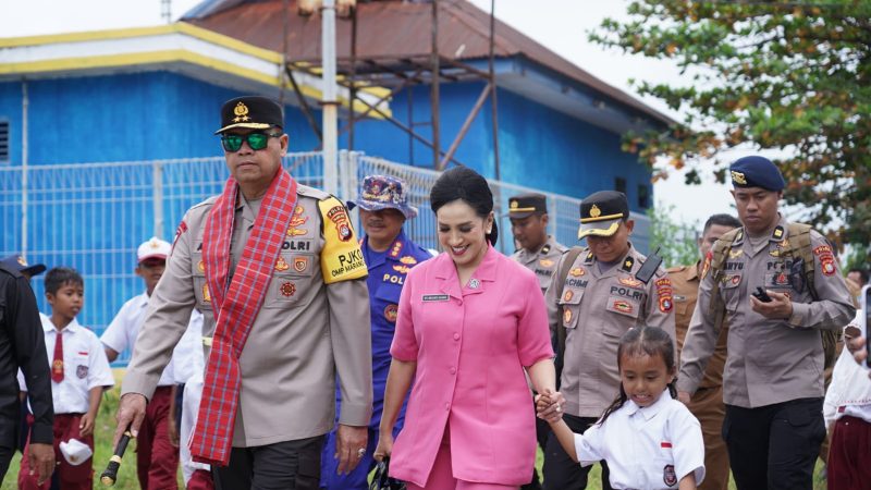 Kunjungan ke Pulau Ambo, Kapolda Sulbar dan Ketua Bhayangkari Berbagi Kebahagian
