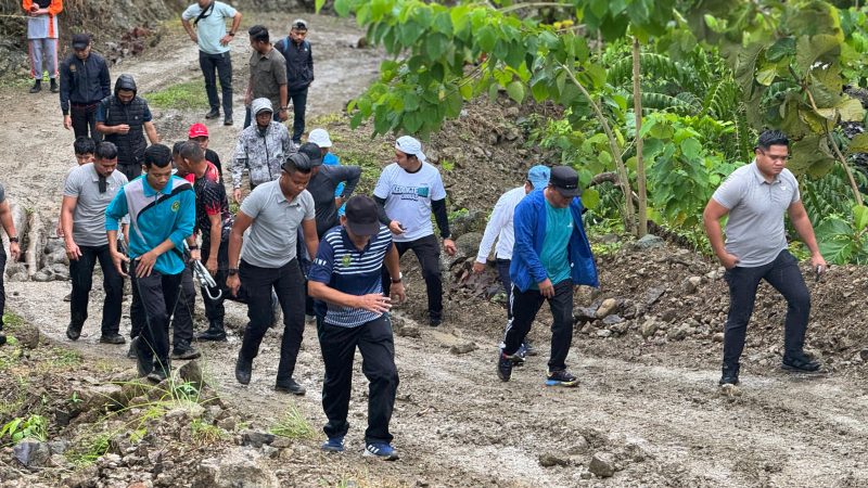 Mengisi Weekend, Pj Bahtiar Bersama Forkopimda, Guru dan Pelajar Hiking di Bukit Sukun