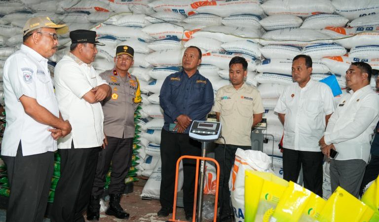 Jelang Nataru, Pj Gubernur Bahtiar Bersama Forkopimda Tinjau Langsung Stok Bahan Pokok