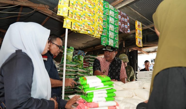 Pj Gubernur Bahtiar Tinjau Harga Komoditas di Pasar dan Laksanakan Gerakan Pangan Murah