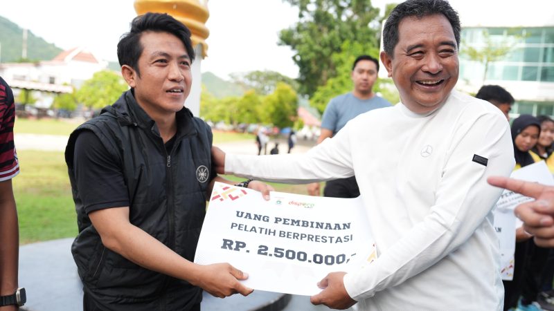 Pj Bahtiar Serahkan Penghargaan kepada Atlet, Pelatih, Wasit dan Pemuda