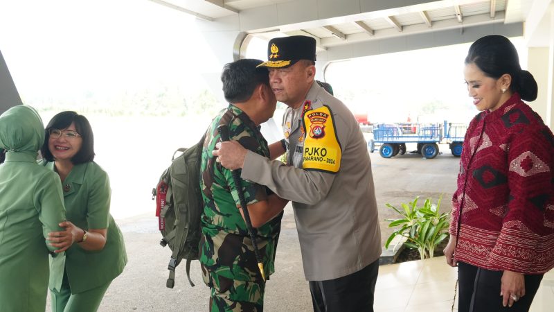 Sinergitas Solid : Kapolda Sulbar Sambut Hangat Pangdam di Bandara Tampa Padang