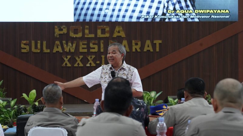 Aula Marannu Polda Sulbar Bergema dengan Semangat: Dr. Aqua Dwipayana Memompa Motivasi Personel