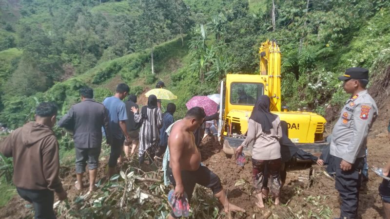 TNI/POLRI Polda Sulbar dan Masyarakat Kolaborasi Lakukan Pembersihan di Lokasi Longsor