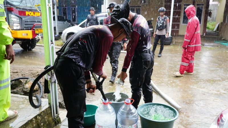 Direktorat Samapta Polda Sulbar Suplai Air Bersih untuk Warga Terdampak Banjir di Mamuju