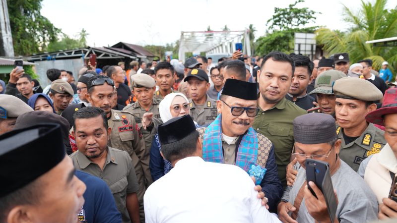 Gerbang Selatan Mamuju Dipadati Warga saat Sambut Gubernur Sulbar