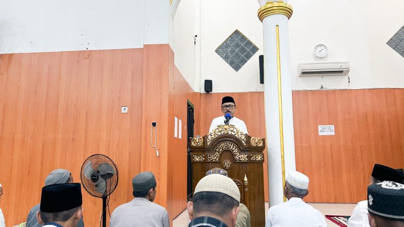 Dihadapan Jamaah Tarawih, SDK Titip Doa Masyarakat untuk Kesehatan dan Keselamatan