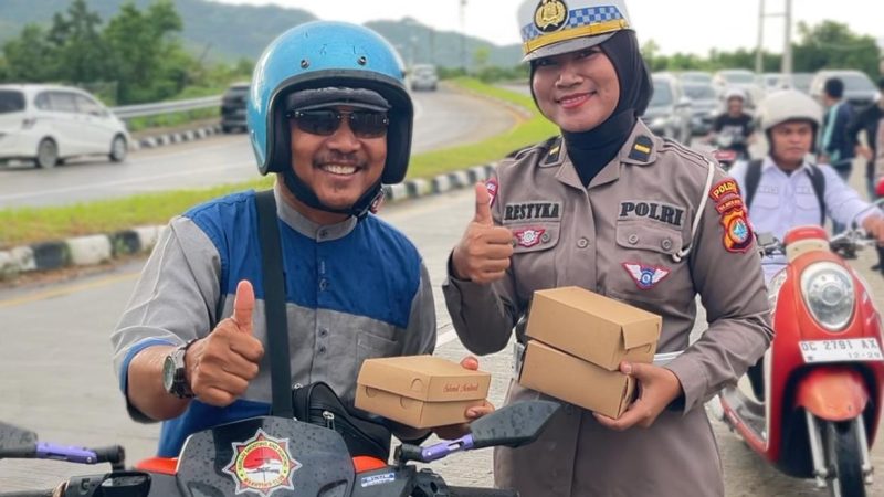 Berbagi Takjil, Ditlantas Polda Sulbar Tebar Kebaikan di Bulan Ramadhan