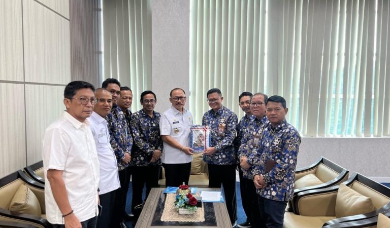 M Natsir menghadiri Penyerahan LED Semester II Tahun 2024