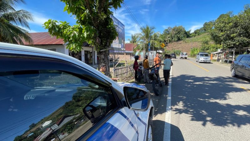 Petugas PJR Ditlantas Polda Sulbar Tangani Kecelakaan di Ampalas Kalukku