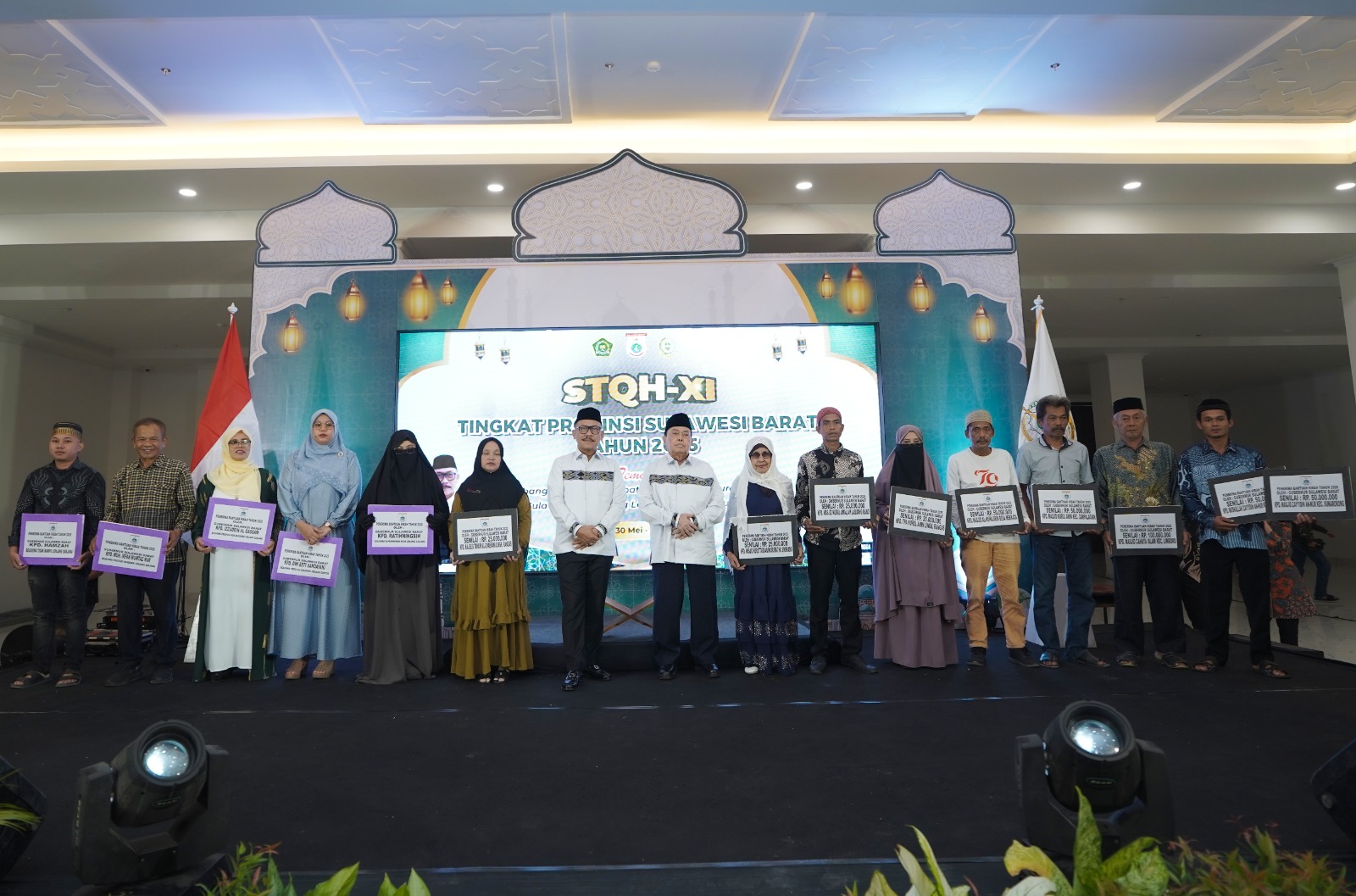 Penprov Serahkan Bantuan Hibah dan Beasiswa di Pembukaan STQH XI Sulbar