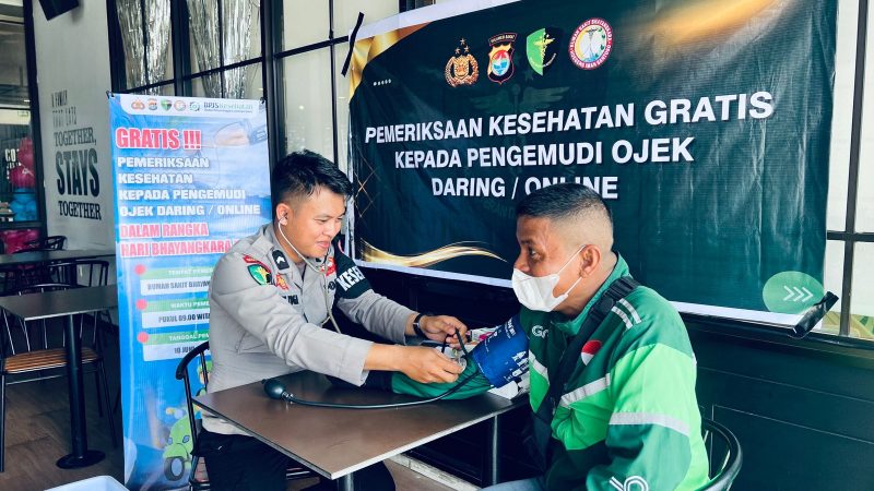 Peduli Kesehatan Ojol, Biddokkes Polda Sulbar Rayakan HUT Bhayangkara ke-79 dengan Aksi Nyata