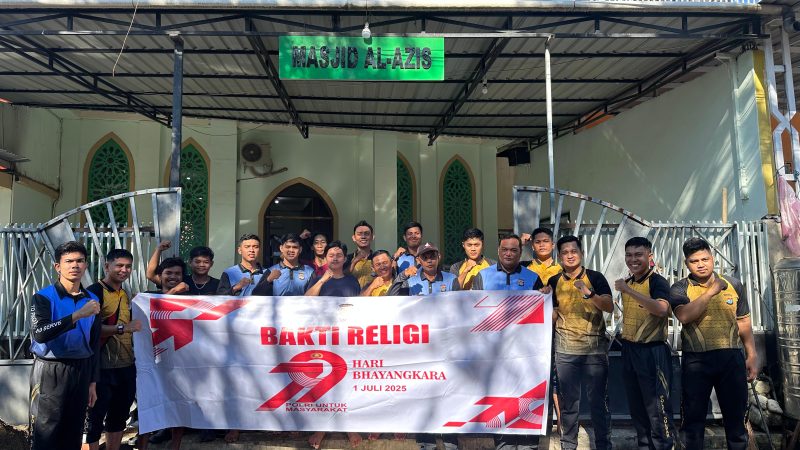 Polda Sulbar Gelar Bakti Religi, Bersihkan Tempat Ibadah dan Pemakaman Bersama Warga