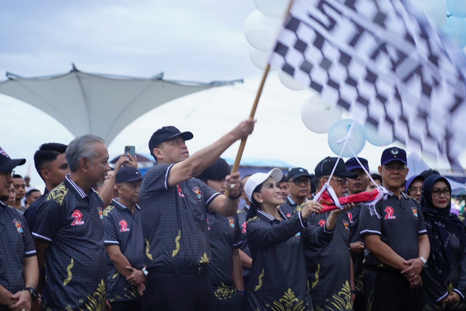 Ratusan Peserta Padati Pantai Manakarra, Meriahkan Fun Run dan Jalan Santai HUT Bhayangkara ke-79