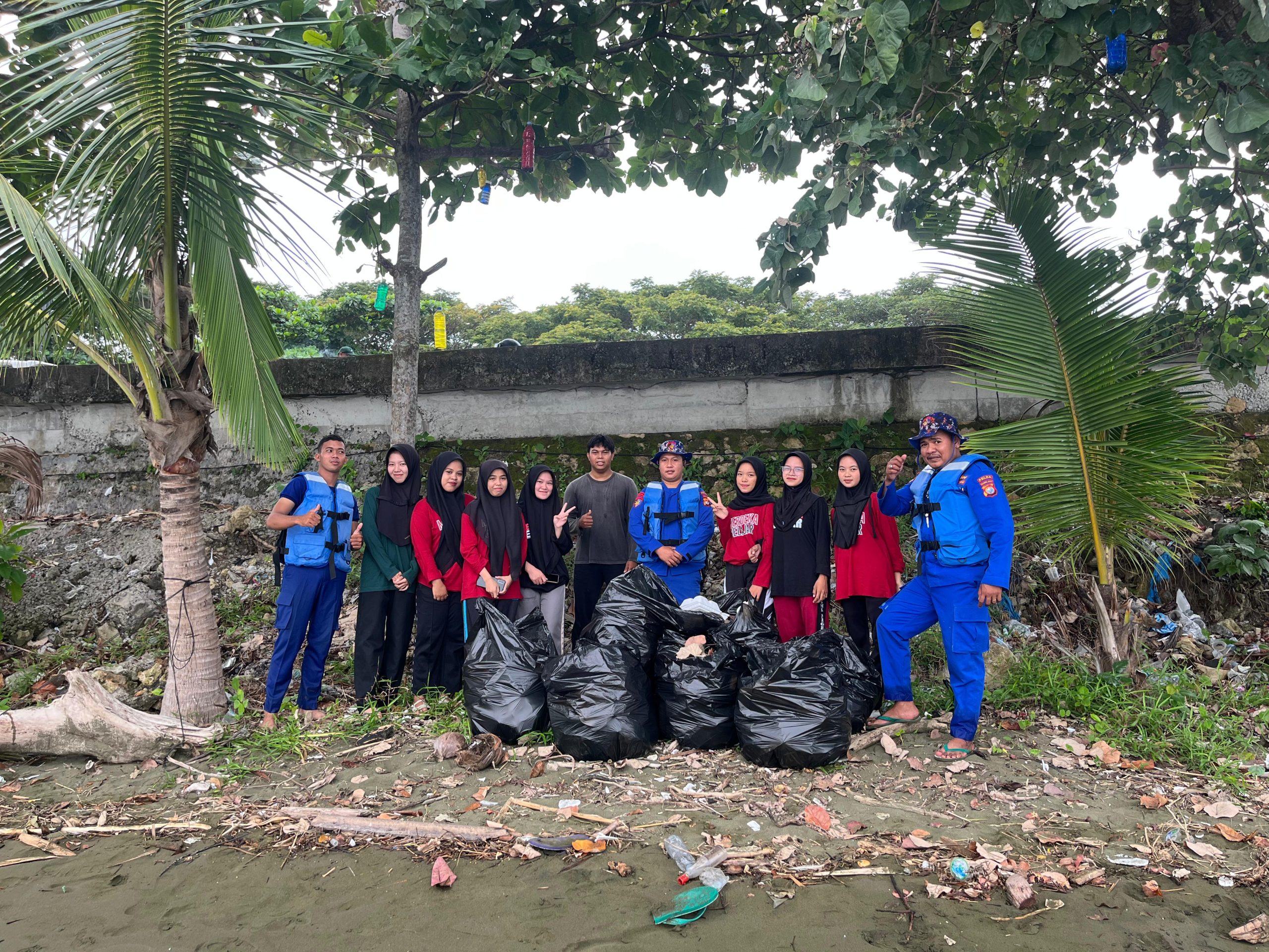 Tim SAR Polairud Polda Sulbar & Mahasiswa Unimaju Bersihkan Pantai Arteri Usai Patroli Laut