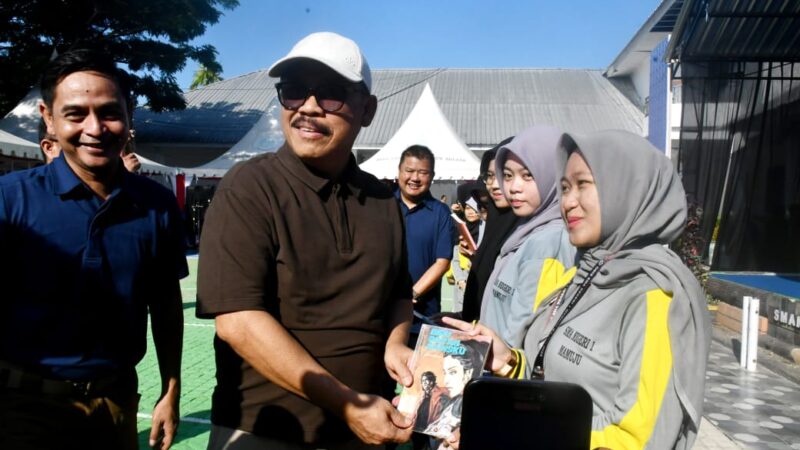 Gubernur Suhardi Duka Luncurkan Gerakan Sulbar Mandarras, Wajibkan Siswa Membaca 20 Buku