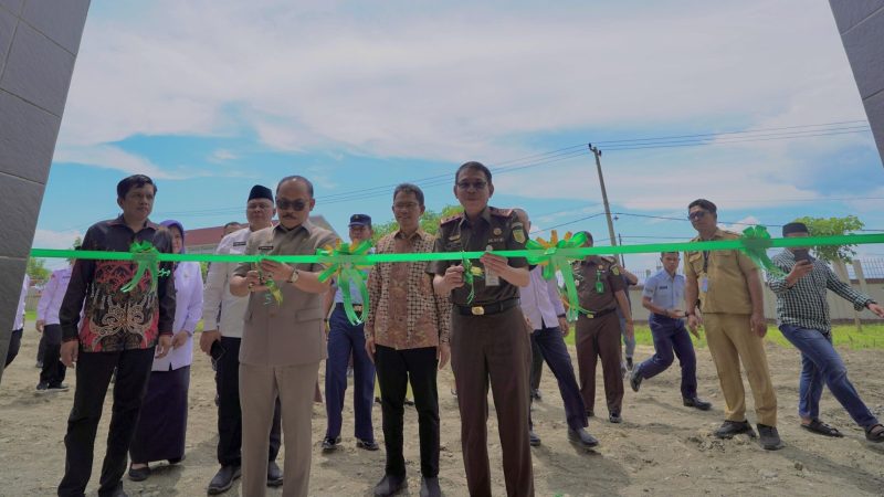 Abdul Halim Dampingi Gubernur Sulbar Resmikan Masjid Kejati