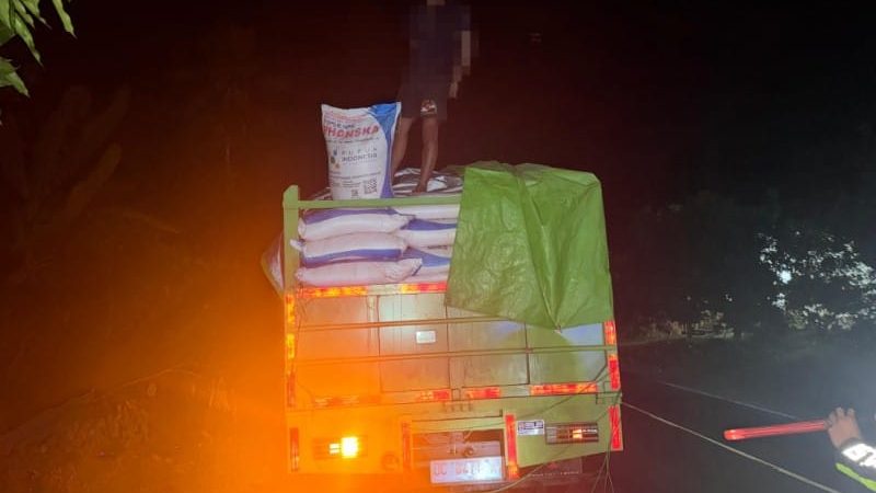 PJR Polda Sulbar Ciduk Truk Pembawa Pupuk Subsidi Ilegal