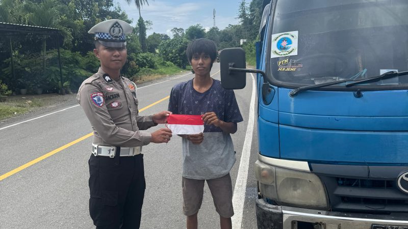 Jelang Hari Kemerdekaan RI, Sat PJR Ditlantas Polda Sulbar Tebar Semangat Nasionalisme di Jalan Raya