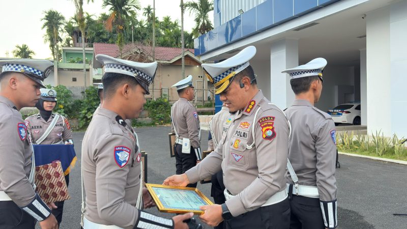 Pacu Semangat Kerja, Dirlanatas Polda Sulbar Beri Reward Personel Berprestasi