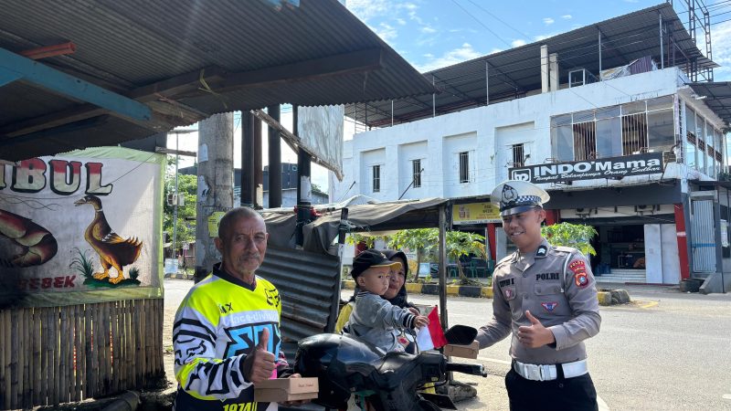 Polantas Sulbar Kibarkan Semangat Kemerdekaan dan Berbagi Makanan Lewat Program Polantas Menyapa