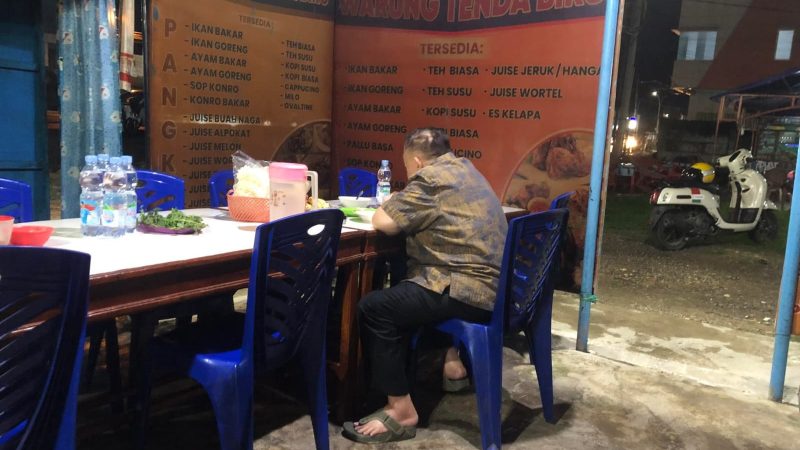 Kesederhanaan Wagub Sulbar, Santap Malam di Warung Tenda Biru