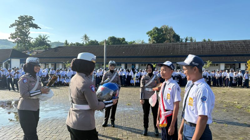 Di SMPN 2 Mamuju, Polwan Cantik Ditlantas Polda Sulbar Jadi Pembina Upacara
