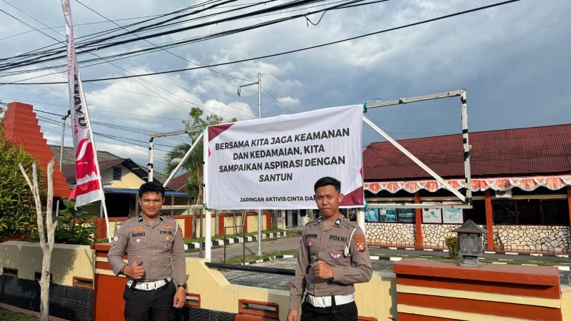 Ditlantas Polda Sulbar Tebar Spanduk Non Anarkisme
