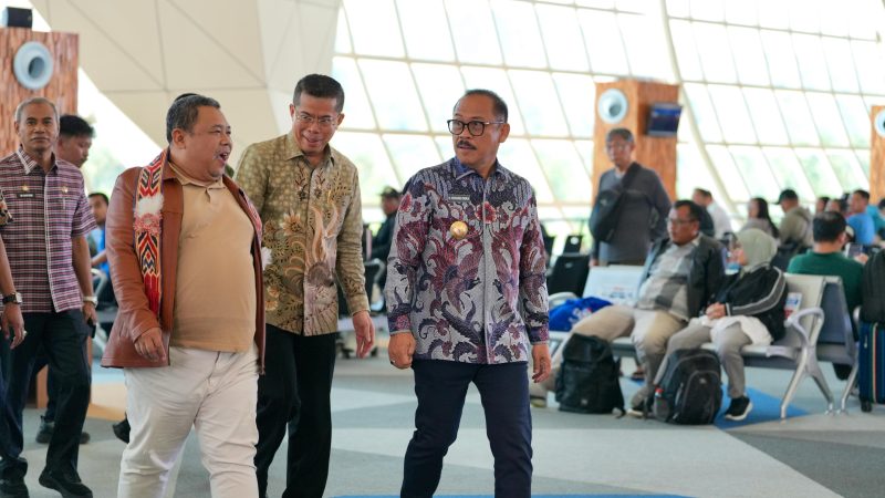 Gubernur Sulbar Jemput Langsung Kedatangan Anggota VI BPK RI Fathan Subchi di Bandara