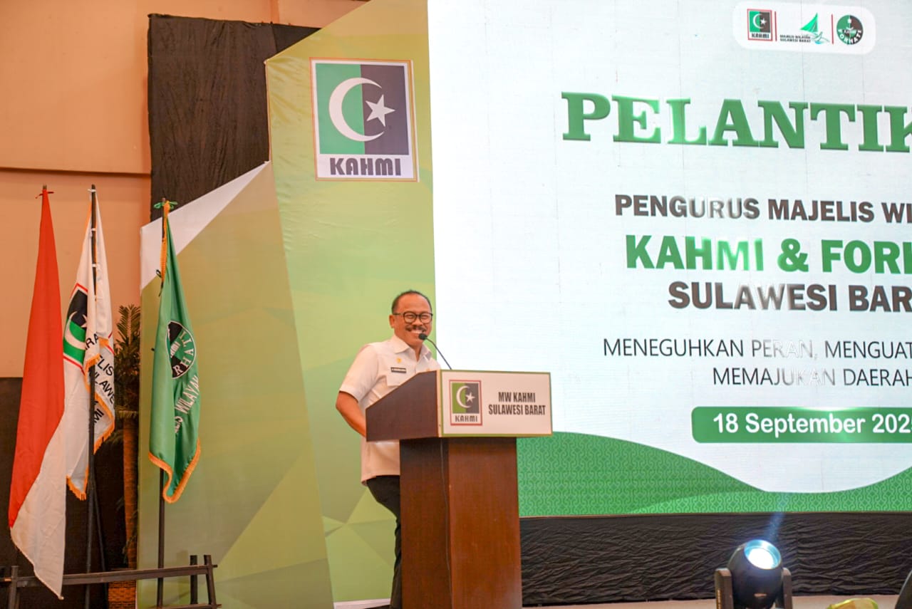 SDK Tegaskan Peran Strategis dalam Pembangunan Daerah di Pelantikan KAHMI dan FORHATI Sulbar