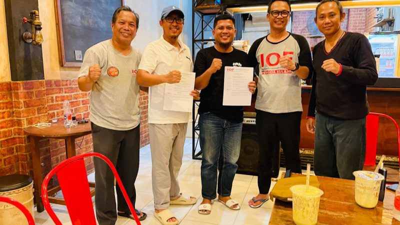 Serahkan SK Pengurus Cabang Mamuju dan Majene, IOF Sulbar Siap Gelar Musda IV