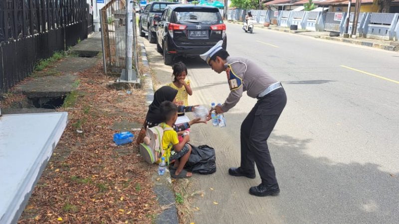 PJR Polda Sulbar Tebar Kebaikan di Jumat Berkah: “Polisi Menyapa” Sentuh Hati Warga Mamuju