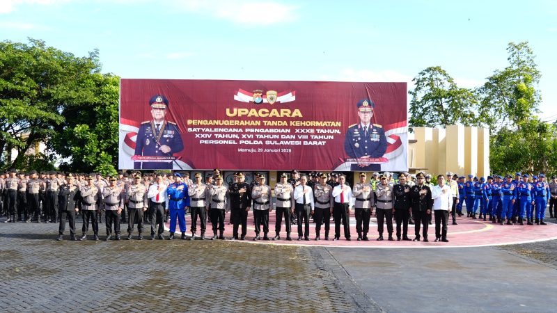 Bukti Dedikasi, Wakapolda Sulbar Serahkan Satyalencana Pengabdian kepada 194 Personel