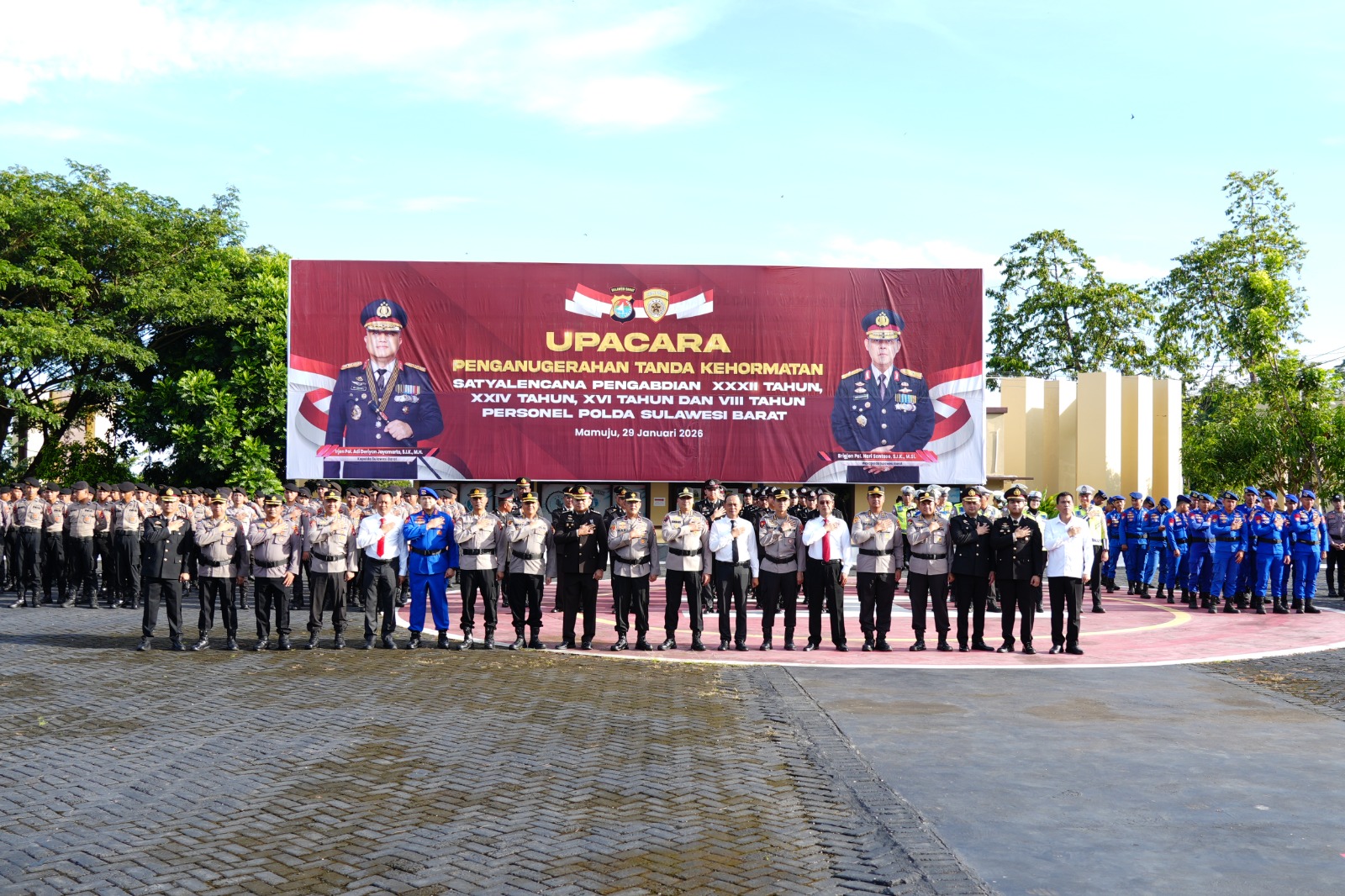 Bukti Dedikasi, Wakapolda Sulbar Serahkan Satyalencana Pengabdian kepada 194 Personel