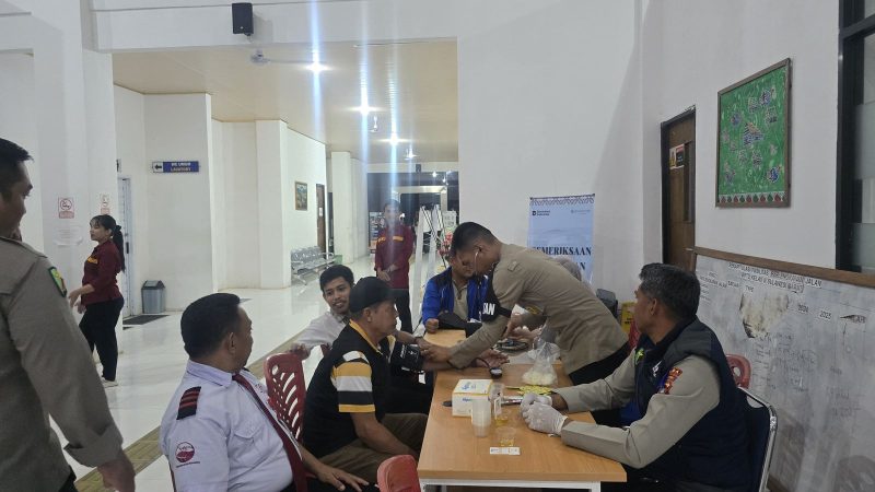 Polda Sulbar Berikan Layanan Kesehatan Gratis di Terminal Simbuang Jaga Kondisi Prima Driver Lintas Kota