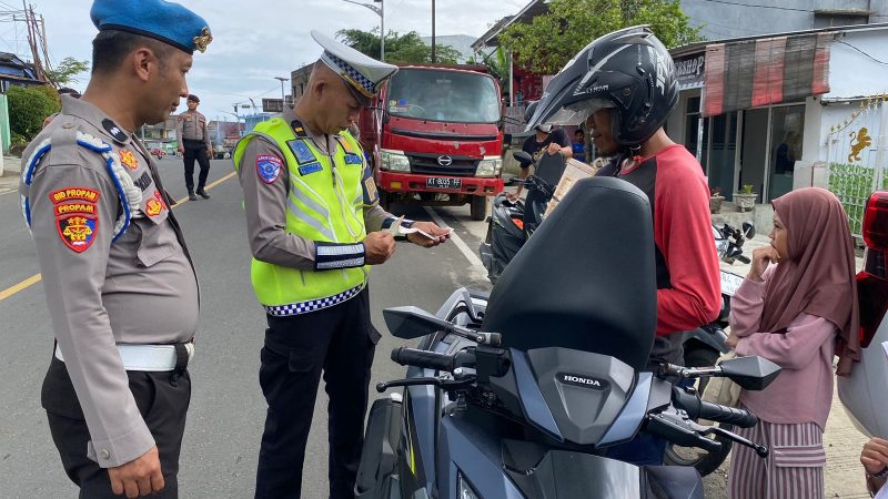 Operasi Keselamatan di Depan Gerbang Terminal Simbuang, Petugas Ajak Tertib dan Selamat Berkendara