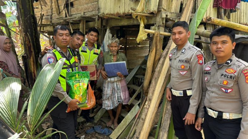 Peduli Korban Kebakaran, Ditlantas Polda Sulbar Sambangi Kakek Rasil di Polman