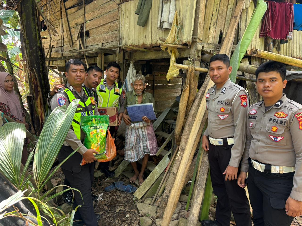 Peduli Korban Kebakaran, Ditlantas Polda Sulbar Sambangi Kakek Rasil di Polman