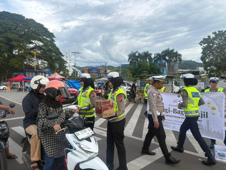 Ditlantas Polda Sulbar Padukan Kampanye Keselamatan dan Bagi Takjil
