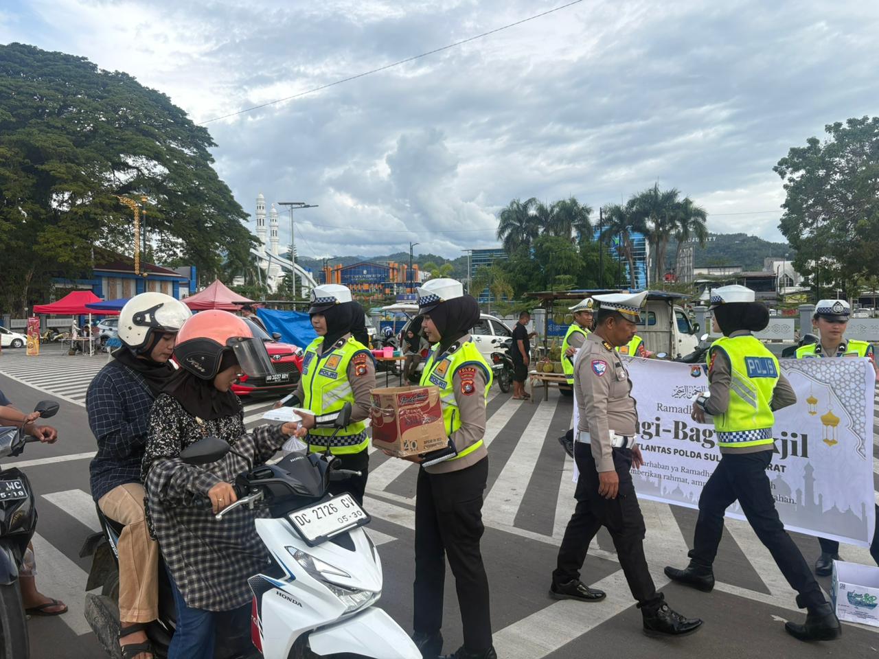Ditlantas Polda Sulbar Padukan Kampanye Keselamatan dan Bagi Takjil