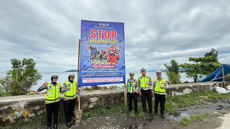 8 Titik Strategis, Ditlantas Polda Sulbar Pasang Himbauan Tata Tertib Berlalu Lintas dan Stop Balap Liar