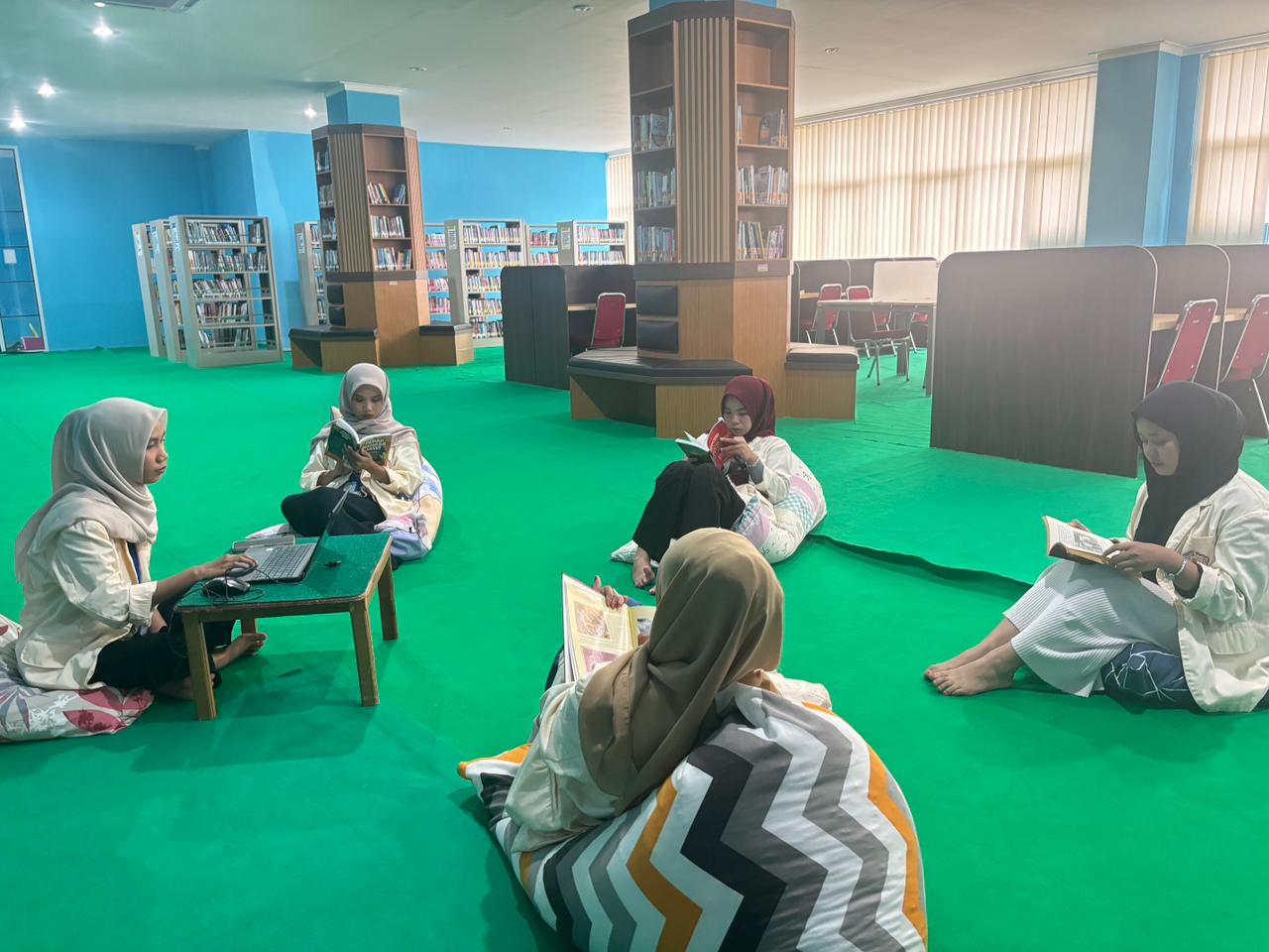 Inovasi Lesehan Perpustakaan Sulbar Bikin Pengunjung Makin Nyaman di Bulan Ramadhan