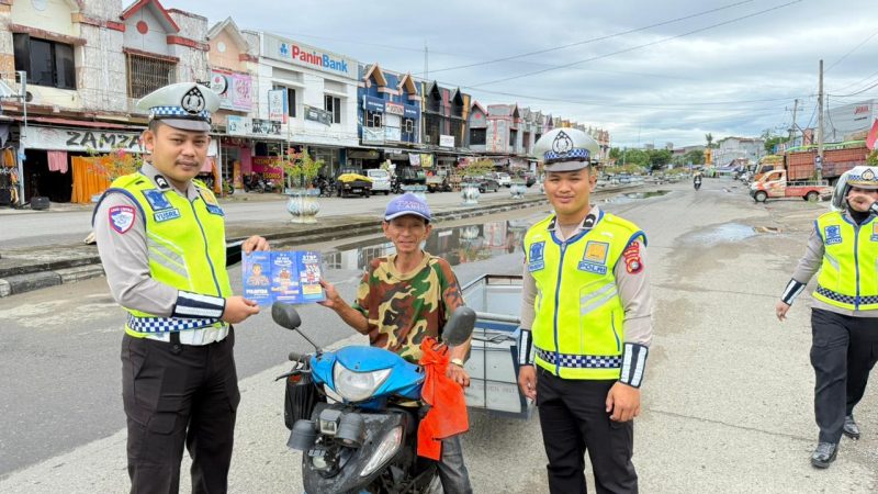Ditlantas Polda Sulbar Bagikan Leaflet, Himbau Tertib Helm dan Keselamatan Lalu Lintas
