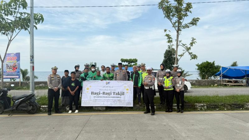 Ditlantas Polda Sulbar Gandeng Komunitas Ojol Bagi Takjil dan Tebarkan Pesan Keselamatan