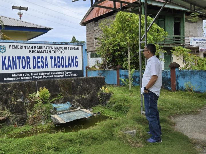 Kadis KominfoSS Inspeksi Bantuan Internet Sulbar Digital di Desa Tabolang