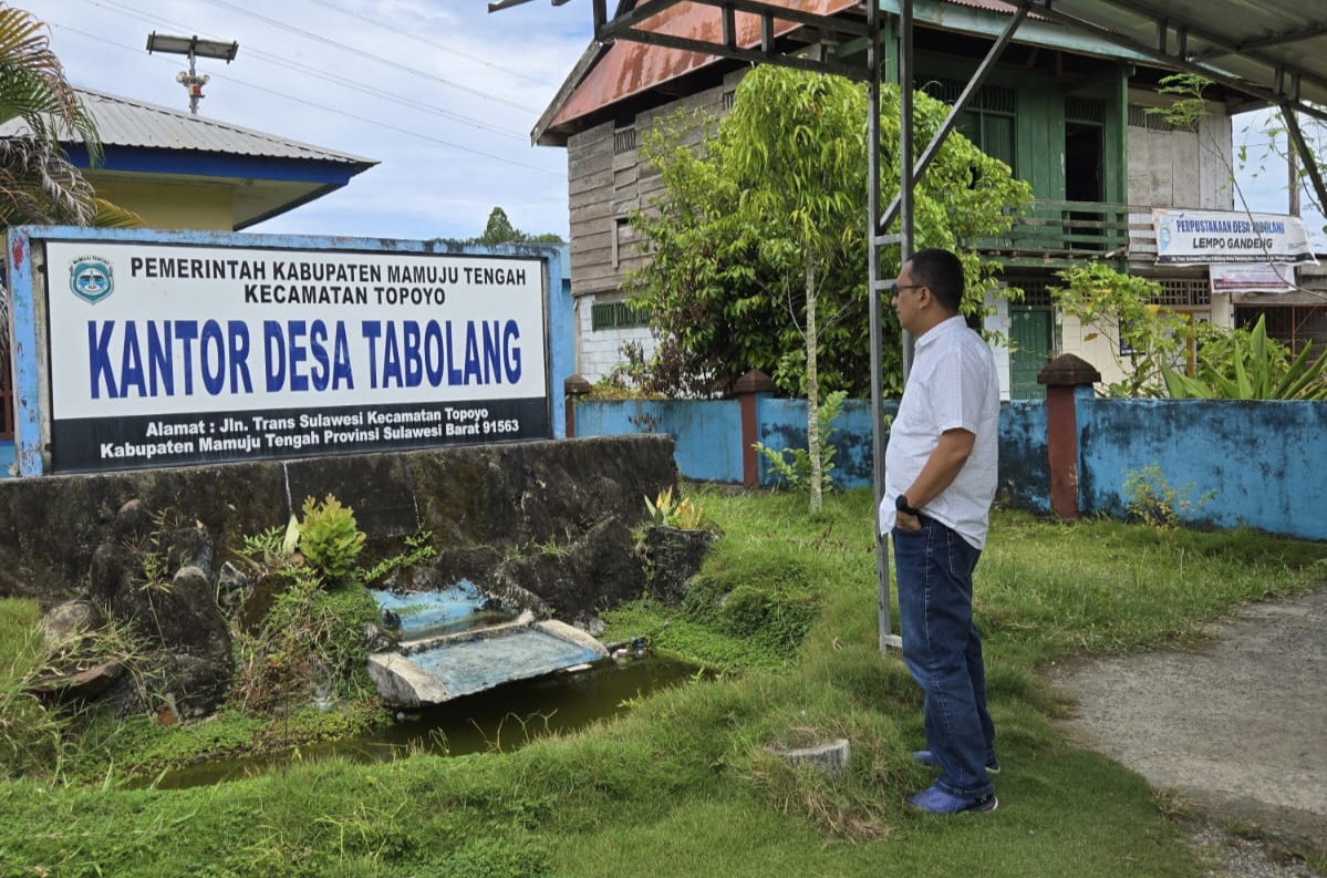 Kadis KominfoSS Inspeksi Bantuan Internet Sulbar Digital di Desa Tabolang