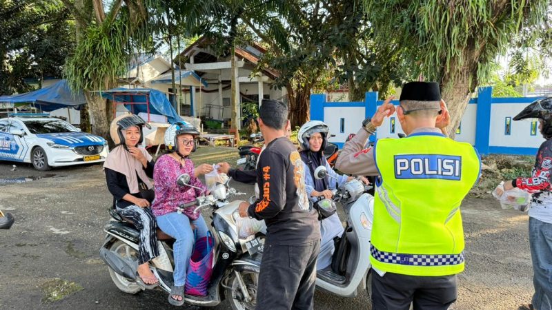 Ditlantas Polda Sulbar Berbagi Takjil dan Sisipkan Pesan Keselamatan