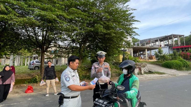 Panen Berkah Ramadan, Ditlantas Polda Sulbar Bersama Jasaraharja Berbagi Takjil